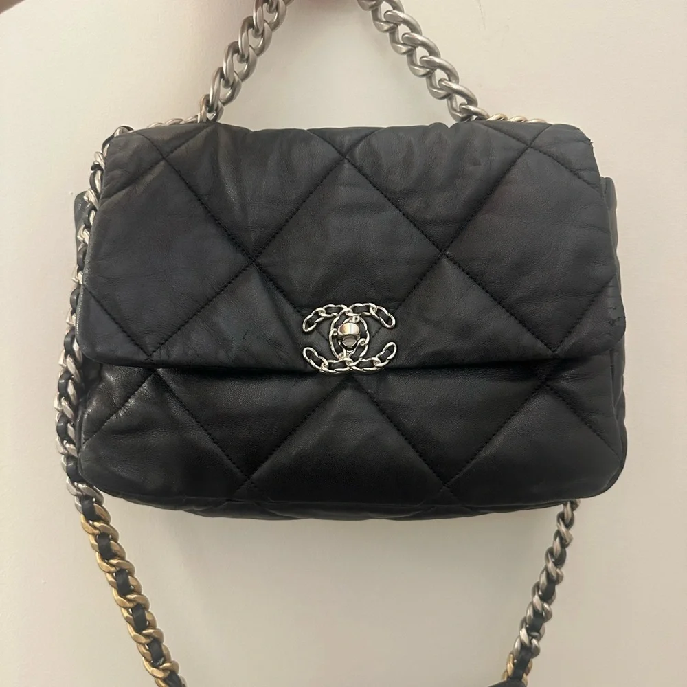 CHANEL Black Quilted Leather Shoulder Bag with Chain Strap